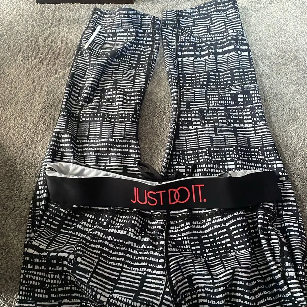 Nike patterned leggings inseam 25.5 waist 30”